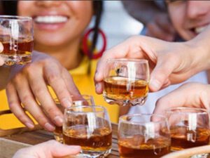 Anadan DƏHŞƏTLİ ƏMƏL: Körpə uşağına alkoqollu içki içirtdi – FOTO