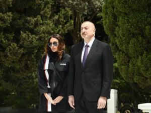 İlham Əliyev və Mehriban Əliyeva ümummilli lider Heydər Əliyevin məzarını ziyarət ediblər