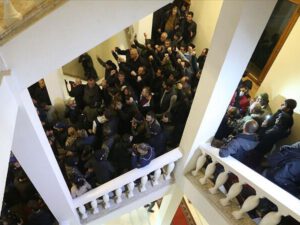 Etirazçılar Paşinyanın ofisinə soxuldu – İrəvanda vətəndaş müharibəsi