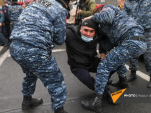 Paşinyan vətəndaşları həbs etdirməyə başladı