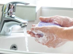 Dırnaq diblərini yuyun, saqqalı qırxın – Koronavirus harda gizlənir?