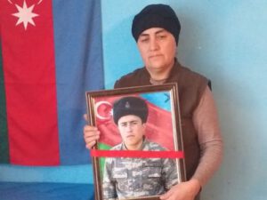 Fabrik şəhid anasını işdən çıxardı: “Dedim, heç olmasa, üzümün yarası sağalsın…”