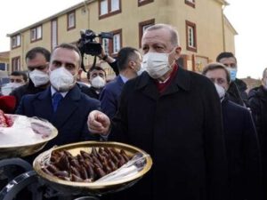 Ərdoğan jurnalistlərə “kovid dərmanı” payladı – MARAQLI GÖRÜNTÜLƏR