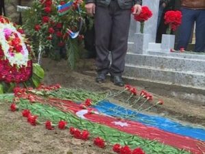 Sevdiyi qızın şəhidin məzarı üstündə yazdığı sözlər hər kəsi GÖZ YAŞINA BOĞDU – FOTO