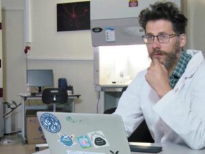 Qalmaqallı ölüm: koronavirus peyvəndi hazırlayan həkimi 14-cü mərtəbədən atdılar