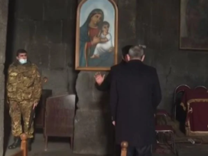 Erməni keşiş Paşinyanı kilsədən qovdu – VİDEO