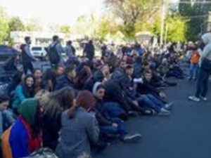 Qarabağ sakinləri İrəvandan qovulur: qadınları 10 dollara… – VİDEO