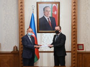 Ceyhun Bayramov yeni səfirin etimadnaməsinin surətini qəbul etdi