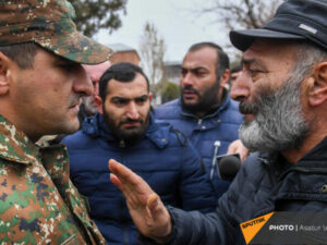 Ermənistanda vətəndaş müharibəsi alovlanır – Əsgər valideynləri polis və zabitlərə hücum etdi – VİDEO