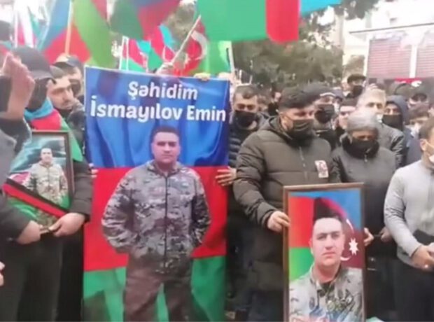 Evin tək uşağı şəhid Emin İsmayılovun anası kirayə qaldığı mənzildən ÇIXARILIR Evin tək uşağı şəhid Emin İsmayılovun anası kirayə qaldığı mənzildən ÇIXARILIR