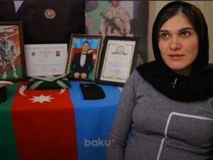 Şəhidin xanımı: “Paltarlarını büküb, saxlamışam ki, qoxusu getməsin” – VİDEO