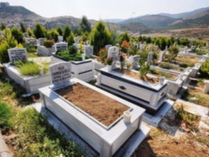 Ana şəhid olan oğlunun məzarında basdırılmağı vəsiyyət edir.Məzarçı qəbiri açdıqda qışqırıb qaçır..