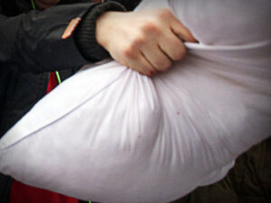 Azərbaycanda ər arvadını oteldə boğaraq öldürdü