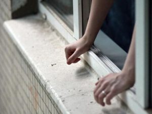 Bakıda dəhşətli hadisə: Qadın özünü xəstəxananın üçüncü mərtəbədən atıb