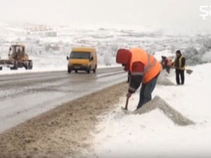 Ağsu aşırımında yol buz bağladı, hərəkət çətinləşdi