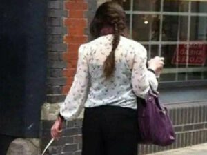 ŞOK OLAY: Ərinin başına xalta taxıb küçədə gəzdirdi – FOTO