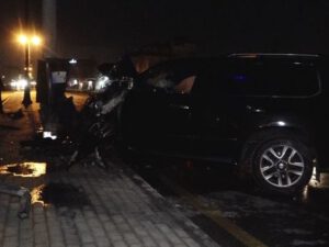 Bakıda lüks avtomobil işıq dirəyinə çırpıldı: Yaralılar var – VİDEO