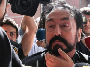 1075 il həbs cəzası alan Adnan Oktar həbsxanaya aparılarkən ağladı – FOTO