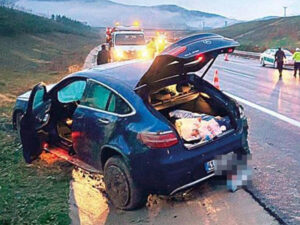 Məşhur türk aktyor qəzaya düşdü, avtomobili aşdı – FOTO