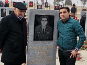 Dilqəm Əsgərov onu türmədən qurtarmaq istəyən şəhid zabitimizin məzarını ziyarət edib – FOTO