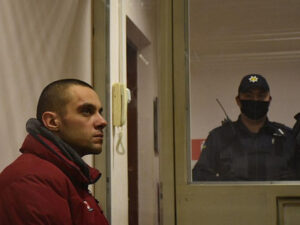 Əlində kəsik başla küçədə çılpaq gəzən şəxs saxlanıldı – FOTO