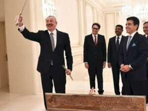 Azərbaycan Prezidentinə qılınc hədiyyə edildi – FOTOLAR