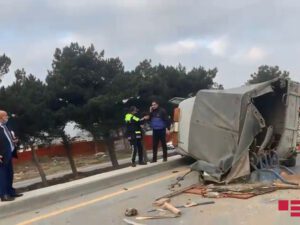 Bakı-Sumqayıt yolunda minik avtomobili ilə UAZ toqquşub, ölən var – VİDEO
