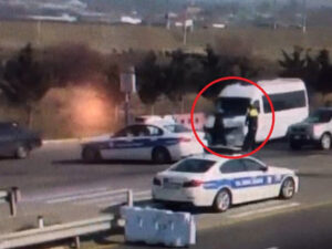 “Nəvai” postunda mikroavtobusu polislərin üzərinə sürdü, həbs edildi – ANBAAN VİDEO