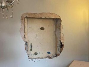 Mələklərin olduğu evdə yaşadığını iddia edən şəxs görün nə tapdı: “Mənə gizli mesajlar verir” – VİDEO (FOTOLAR)