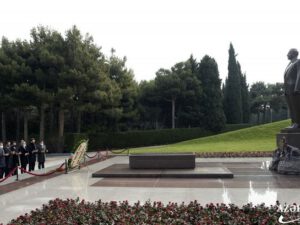 ICESCO-nun Baş direktoru Fəxri xiyabanı və Şəhidlər xiyabanını ziyarət etdi – FOTO