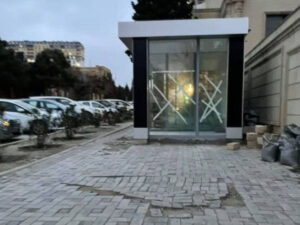 Xırdalanda səkinin üzərində tikilən obyekt narazılığa səbəb oldu