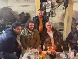 Fermada özünə ad günü keçirən Bələdiyyə sədri dəvə ilə öpüşdü – VİDEO (FOTOLAR)