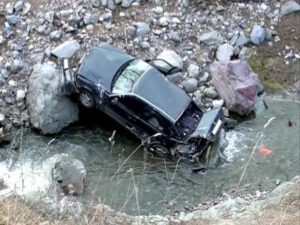 Lənkəranda “Mercedes” kanala aşdı: Sürücü öldü