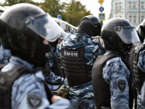 Çeçen nümayişçi Moskvada OMON-nun 4 əməkdaşını döydü – VİDEO