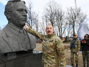 “Güllələnmiş heykəllər” Şuşaya qaytarıldı – FOTO