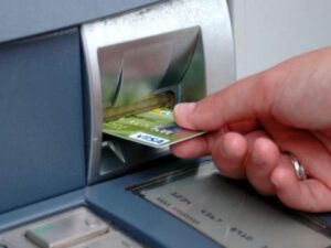 Bank hesabına baxan qadın GÖZLƏRİNƏ İNANMADI – Həyatı dəyişdi