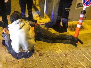 Anasını yad kişiylə yataqda tutan məktəbli dəhşət saçdı – FOTO