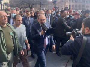 Paşinyan əhalinin qarşısına çıxdı: “Ölkədən qaçmayacağam”