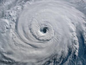 Dünya fəlakətlə üz-üzə: Temperatur yüksəlir, qasırğalar okeanı cənginə alır