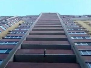 12 yaşlı rəfiqələr özlərini 17-ci mərtəbədən ataraq intihar etdilər – “Ölüm qrupu”na qoşulublarmış – FOTOLAR