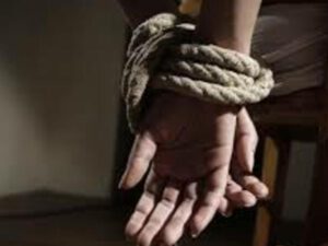 Silahlı şəxslər yüzlərlə şagirdi girov götürdü