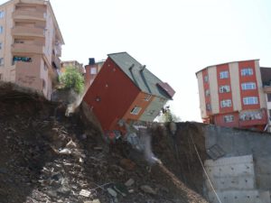 Bakıda bina çökür