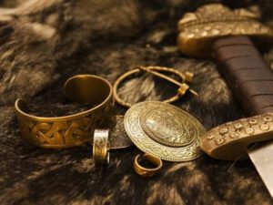 Metal detektoru ilə axtarış aparan qadın vikinqlərin xəzinəsini tapdı – FOTO