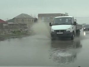 “Azərsu” ASC qəzanı aradan qaldırmaq üçün içməli suyu yollara axıtdı – VİDEO