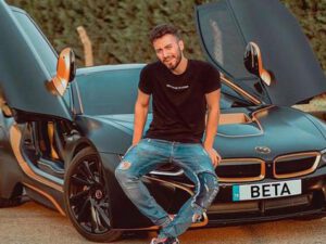 Məşhur “youtuber”dən valideynlərini itirmiş izləyicisinə jest: Qız istəməyə getdi – FOTOLAR