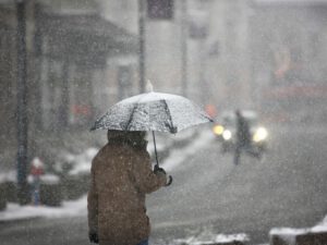 Qarlı hava şəraiti ilə əlaqədar 8 nəfər yıxılaraq xəsarət alıb
