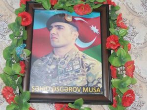 “Üzünü açdılar gördüm ki, gülümsəyir onu öpdüm, üzü buz kimiydi…”-Şəhid zabitimizin anası…