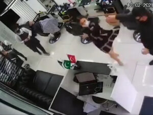 Bakıda polis bərbərxanada qadına qarşı zorakılıq etdi – araşdırma aparılır – VİDEO