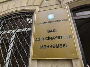 Bakıda məhkəmə zalında 4 dustaq qollarını ülgüclə doğradı