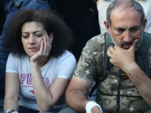 Paşinyanın arvadı Los-Ancelesdə satqın kimi qarşılandı: “Başını aşağı əyib, qızararaq getdi”